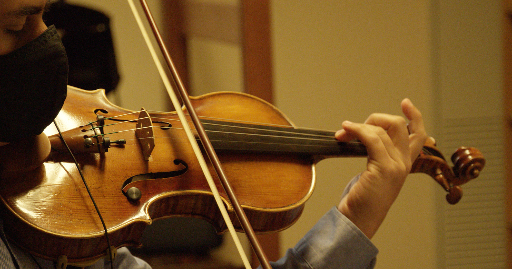 4060 Miniature Omnidirectional Microphones on a violin during virtual Christmas at DePaul event