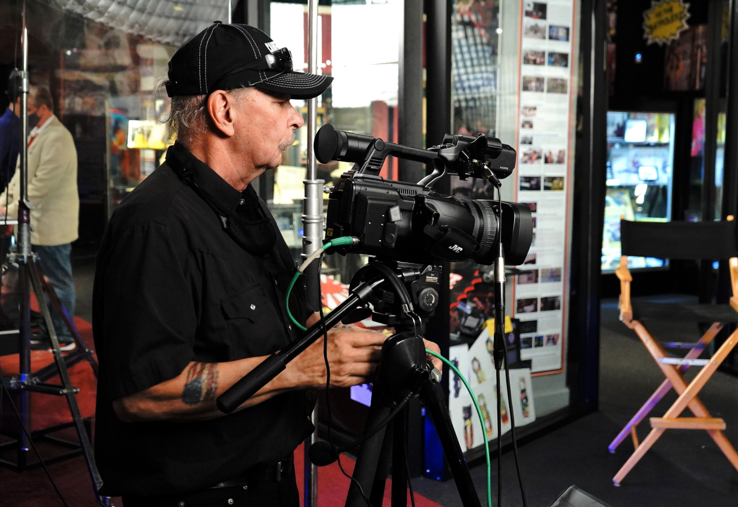 Steve Wargo on the set of Idol Chat